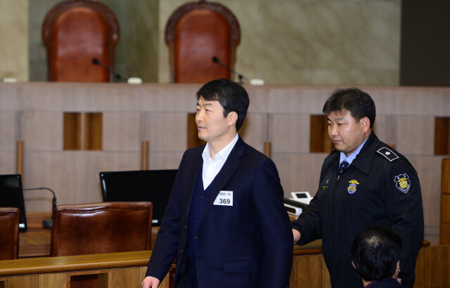 이석기 전 통합진보당 의원이 2015년 1월22일 서울 서초동 대법원에서 열린 ‘내란음모’ 사건에 대한 상고심 선고공판에 참석해 피고인석으로 걸어가고 있다. &lt;한겨레&gt; 자료사진