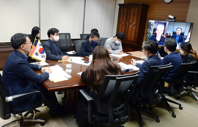 문승욱 산업통상자원부 장관이 26일 밤 서울 한국기술센터 영상회의실에서 제니퍼 그랜홈 미국 에너지부 장관과 화상 회담을 벌이고 있다. 산업부 제공