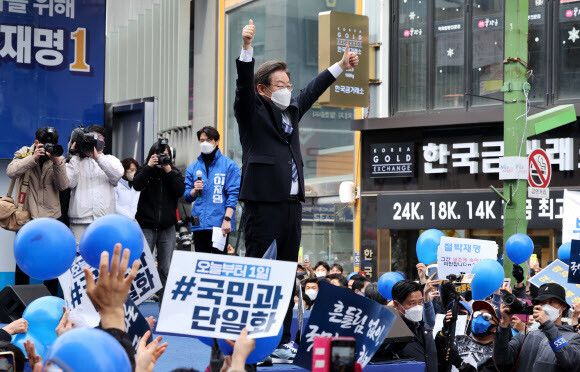 이재명 더불어민주당 대선 후보가 7일 부산시 창선삼거리에서 열린 유세에서 지지자에게 인사하고 있다. <연합뉴스>