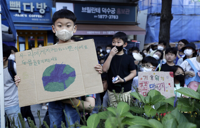 24일 오후 시청역 인근 태평로에서 열린 ‘924기후정의행진’에 참여한 시민들이 기후위기 해결을 위한 즉각적인 행동을 요구하고 있다. 김명진 기자 littleprince@hani.co.kr