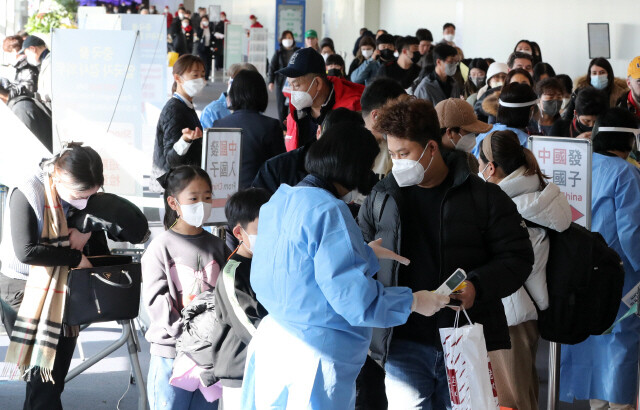 지난 1월2일 인천공항 입국장에서 중국발 입국자에 대한 유전자증폭(PCR) 검사를 실시하고 있다. 공동취재사진