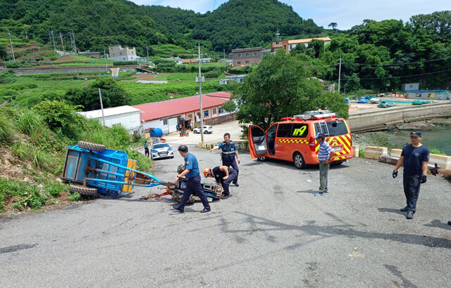 3일 전남 여수시 돌산읍에서 경운기가 넘어져 119구조대와 경찰이 사고 수습을 하고 있다.연합뉴스