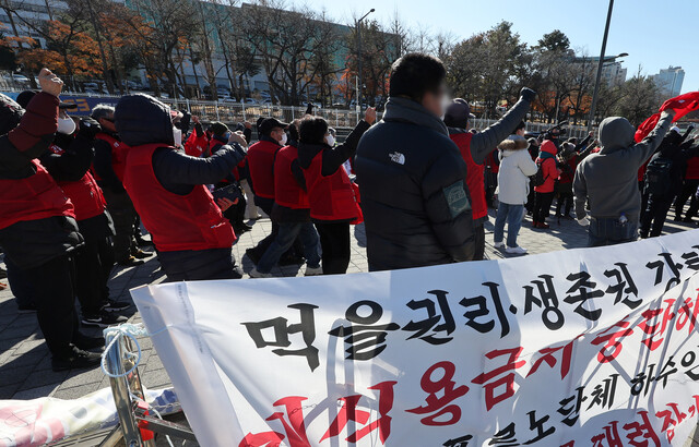 정부와 국민의힘이 연내 개 식용 종식을 위한 특별법 제정을 추진하기로 한 가운데 30일 오후 서울 용산 대통령실 앞에서 대한육견협회 등이 연 집회에서 참가자들이 개식용금지법 추진 중단 등을 촉구하고 있다. 연합뉴스