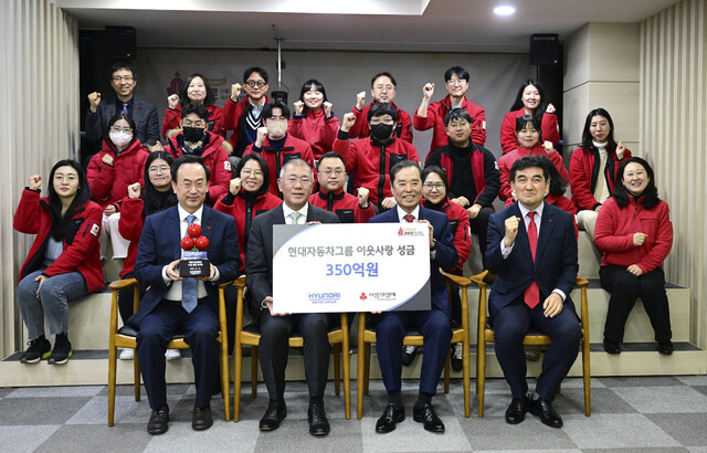 (착석 기준 왼쪽부터) 현대차그룹 김걸 사장, 현대차그룹 정의선 회장, 사회복지공동모금회 김병준 회장, 사회복지공동모금회 황인식 사무총장 등이 단체 기념 사진을 촬영하는 모습. 현대차그룹 제공