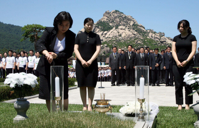 2006년 8월4일 금강산에서 열린 고 정몽헌 회장 3주기 추모제에서 현정은 현대그룹 회장이 유품안치소에 분향하는 모습. 금강산/사진공동취재단