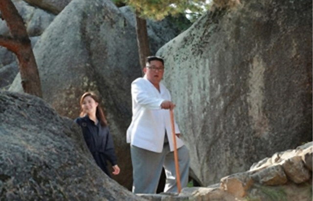 김정은 북한 국무위원장이 금강산관광지구를 현지지도하고 금강산에 설치된 남측 시설 철거를 지시했다고 &lt;조선중앙통신&gt;이 23일 보도했다. 김 위원장이 넉달 가까이 공개석상에 모습을 드러내지 않은 리설주 여사와 함께 걷고 있다. 연합뉴스