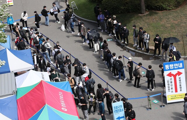 서울 영등포구 한국과학기술직업전문학교에서 코로나19 확진자가 발생한 19일 오후 영등포구청 보건소 선별진료소에서 이 학교 학생과 관계자들이 검사를 받고 있다. 김봉규 선임기자 bong9@hani.co.kr