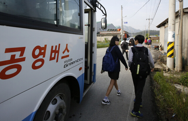 화성시가 경기도에선 처음으로 시내버스 일부 노선에 대해 버스 공영제를 시행하기로 했다. 사진은 전남 신안군 비금도의 공영버스. <한겨레> 자료 사진