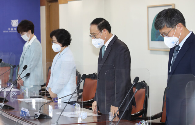 오세정 서울대 총장(오른쪽 두번째) 등 학교 관계자들이 15일 서울 관악구 서울대 행정관에서 더불어민주당 산업재해 예방 태스크포스(TF)의 이해식, 장철민, 이탄희 의원과 청소노동자 사망사건과 관련한 간담회를 하기에 앞서 묵념하고 있다. 연합뉴스