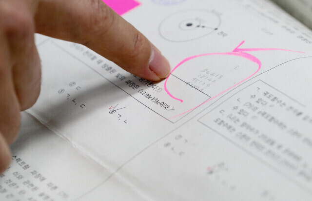 서울 수서경찰서가 2018년 11월12일 ‘숙명여고 문제 유출 사건’을 검찰에 송치하며 공개한 자매 중 한사람의 시험지 깨알 메모. 김정효 기자 hyopd@hani.co.kr