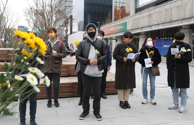 13일 오후 서울 광화문광장에서 '애도와 민주주의의 길 걷기' 참가자들이 광화문 광장 곳곳에 있는 기억과 추모의 공간을 함께 걷기에 앞서 묵념하며 이태원참사 희생자들을 애도하고 있다. 신소영 기자 viator@hani.co.kr