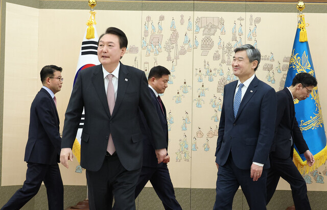 윤석열 대통령이 지난 30일 용산 대통령실 청사에서 조태용 신임 국가안보실장에게 임명장을 준 뒤 함께 퇴장하고 있다. 연합뉴스