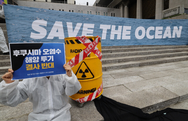 783개 시민사회단체가 모인 ‘일본 방사성 오염수 해양 투기 저지 공동행동’이 지난달 25일 오전 서울 종로구 세종문화회관 계단에서 연 ‘한미당국의 일본 방사성 오염수 해양투기(방류) 반대 촉구 기자회견’에서 손팻말을 들고 있다. 김혜윤 기자