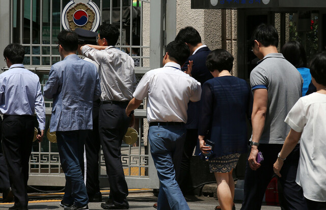 공무원들이 점심시간에 서울 종로구 정부서울청사를 나서는 모습. 연합뉴스