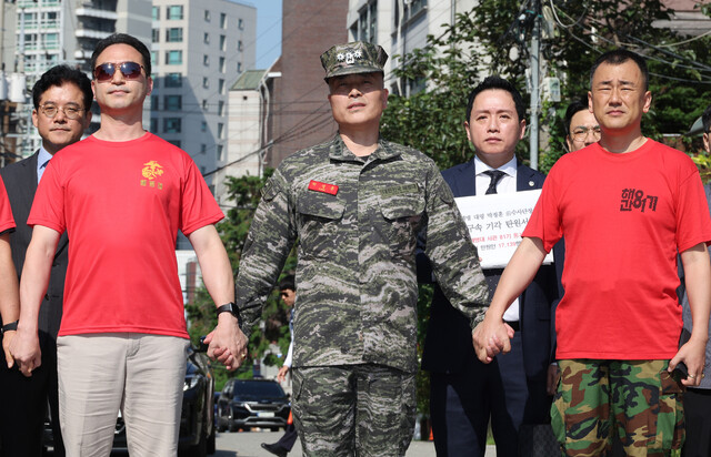 고 채아무개 상병 순직 사건을 수사하다 항명 등의 혐의로 입건된 박정훈 전 해병대 수사단장(대령)이 9월1일 오전 구속 전 피의자심문(영장실질심사)을 받기 위해 예비역 동기생들과 함께 서울 용산구 군사법원으로 들어가고 있다. 연합뉴스