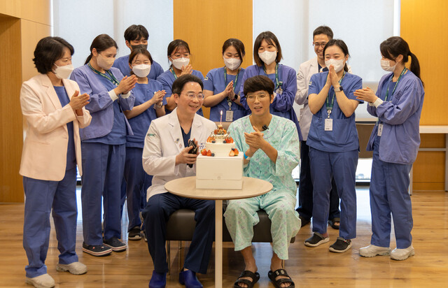 이대대동맥혈관병원은 갑자기 심정지로 쓰러진 정일수(40)씨가 응급 수술을 받고 건강을 회복해 갓 태어난 아들과 영상 통화로 감격스러운 첫 만남을 가진 뒤 지난 24일 퇴원했다고 밝혔다. 이대대동맥혈관병원 제공