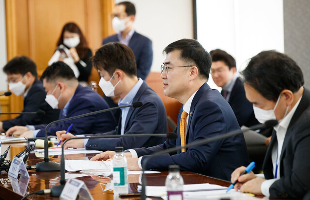 손병두 금융위 부위원장이 26일 서울 중구 은행연합회에서 금융리스크 대응반 회의를 주재, 모두발언을 하고 있다. 금융위원회 제공