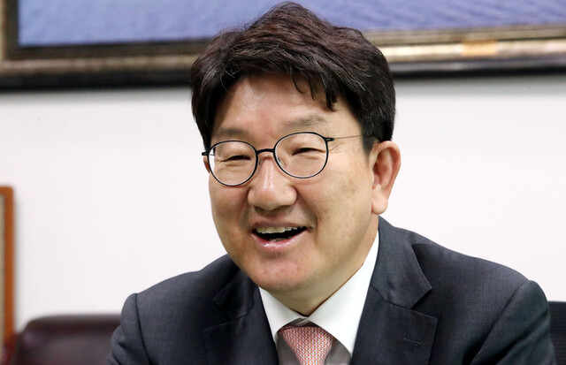 원내대표 선거에 출마한 권성동 국민의힘 의원이 27일 국회 의원회관에서 &lt;한겨레&gt;와 인텨뷰를 하고 있다. 김경호 선임기자 jijae@hani.co.kr