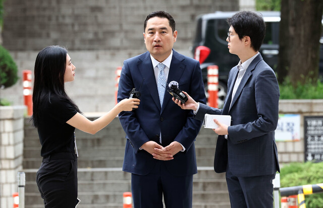 조국 전 법무부 장관의 딸 조민씨가 포르쉐 자동차를 탄다고 주장해 명예훼손 혐의로 재판에 넘겨진 강용석 변호사가 20일 오전 서초구 서울중앙지방법원에서 열린 선고 공판에 출석하기 위해 법정으로 향하고 있다. 연합뉴스