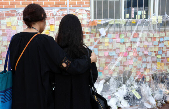 지난달 23일 서울 서초구의 한 초등학교의 교사가 교내에서 극단적인 선택을 해 숨지는 사건이 발생한 가운데 추모객들이 추모를 하고 있다. 연합뉴스