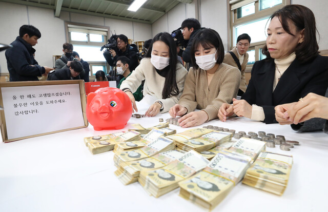 27일 오전 전북 전주시 노송동 주민센터에서 직원들이 얼굴없는 천사가 놓고간 성금을 확인하고 있다. 전주시 제공