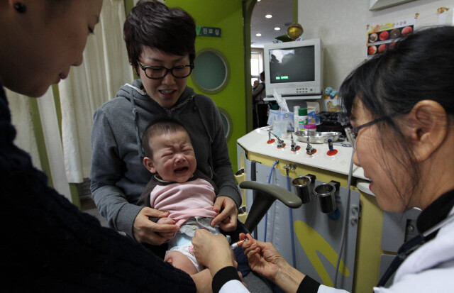 인플루엔자 바이러스의 구조. A형 독감은 헤마글루티닌(H)과 뉴라미니데이즈(N)의 조합에 따라 이론적으로 144종의 바이러스가 생길 수 있다. 자료 &lt;이일하 교수의 생물학 산책&gt;