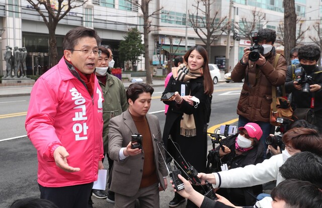 황교안 미래통합당 대표가 17일 서울 종로구 사직로에서 비례대표용 위성정당인 미래한국당 비례대표 공천과 관련한 질문에 답하고 있다.강창광 선임기자 chang@hani.co.kr