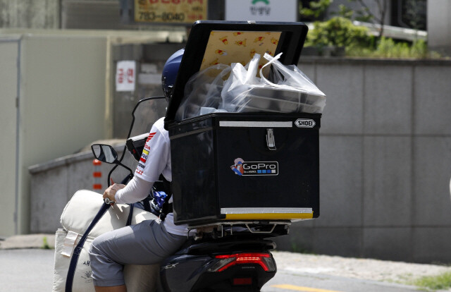 지난 13일 낮 서울 영등포구 국회의사당역 인근에서 한 배달 오토바이에 도시락이 가득 담겨 있다. 김혜윤 기자