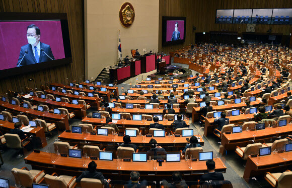 27일 오후 서울 여의도 국회에서 열린 제393회국회(임시회) 제1차 본회의에서 의원들이 김부겸 국무총리의 2022년 1차 추경안 시정연설을 듣고 있다. 공동취재사진