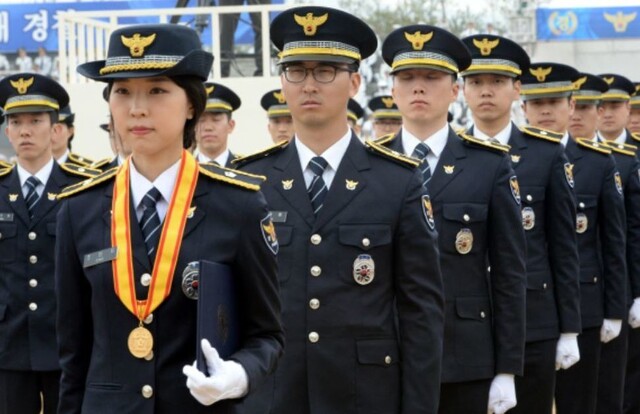 충청남도 아산시 신창면 경찰대 대운동장에서 열린 2016 경찰대학생 및 간부후보생 합동 임용식 모습. 한겨레 자료 사진.