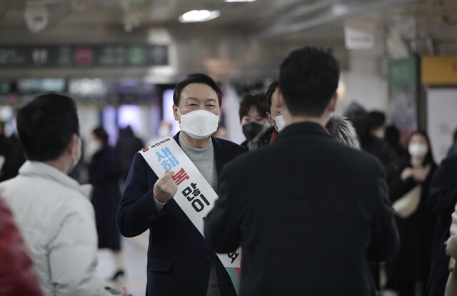 윤석열 국민의힘 대선 후보가 지난 29일 저녁 서울 강남구 지하철 2호선·신분당선 강남역에서 시민들과 기념 촬영을 하고 있다. 국민의힘 제공