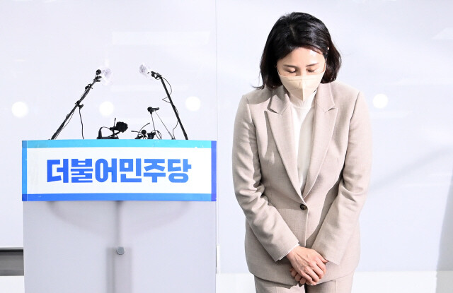 지난 2월 민주당 중앙당사에서 이재명 더불어민주당 의원의 부인 김혜경씨가 과잉 의전 의혹 등에 대해 설명한 뒤 국민께 사과인사를 하고 있다. 공동취재사진단.