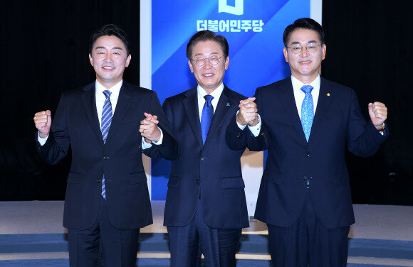 지난 10일 대전시 유성구 도룡동 TJB대전방송에서 열린 ‘더불어민주당 당대표 후보자 방송 토론회’ 시작 전 강훈식, 이재명, 박용진 후보(왼쪽부터)가 기념촬영을 하고 있다. 공동취재사진