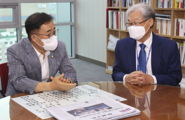 지난해 8월 국회를 찾아 박성중 당시 국민의힘 과학기술정보방송통신위원회 간사와 대화를 나누고 있는 정연주(오른쪽) 방송통신심의위원회 위원장. 공동취재사진