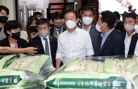 이재명 더불어민주당 대표가 16일 전북 김제시 김제농협 미곡창고를 찾아 도정된 쌀을 살피고 있다. 연합뉴스