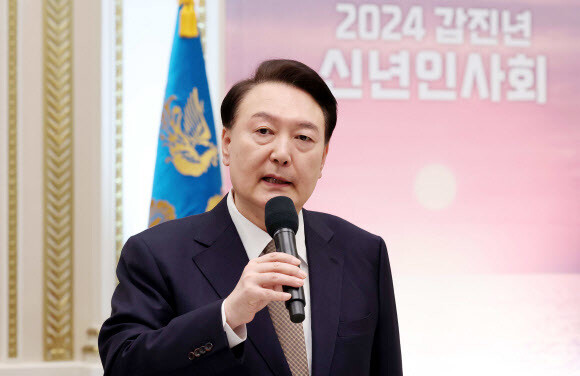 윤석열 대통령이 3일 청와대 영빈관에서 열린 ‘2024년 신년 인사회’에 참석해 발언하고 있다. 연합뉴스