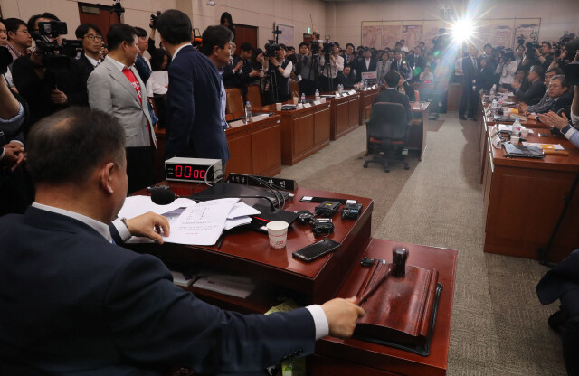 지난 4월29일 자정께 국회에서 열린 사개특위 전체회의에서 이상민 위원장이 공수처 법안을 패스트트랙으로 지정한 뒤 의사봉을 두드리고 있다. 강창광 기자 chang@hani.co.kr