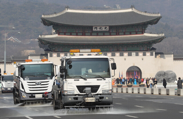 제주를 제외한 전국에 미세먼지 비상저감조치가 발령된 지난 2월22일 오후 서울 광화문 세종대로에서 미세먼지를 제거하는 물청소차가 도로에 물을 뿌리며 이동하고 있다. 신소영 기자 viator@hani.co.kr