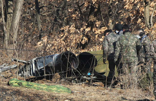 공군 F-5E 전투기가 추락해 조종사 심정민 소령이 순직한 경기도 화성시의 한 야산에서 12일 오전 군 관계자들이 전투기 동체 등 현장을 살펴보고 있다. 화성/연합뉴스