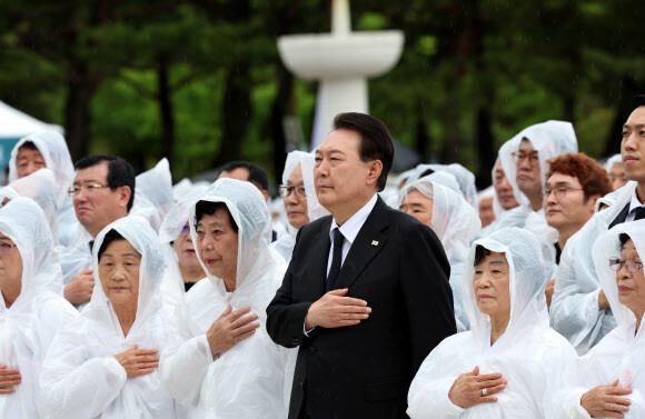 윤석열 대통령이 18일 광주 북구 국립5·18민주묘지에서 열린 제43주년 5·18민주화운동 기념식에서 국기에 경례하고 있다. 연합뉴스