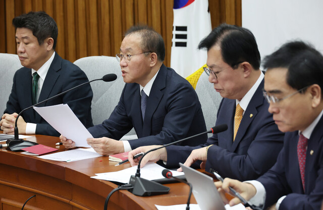 윤재옥 국민의힘 당대표 권한대행 겸 원내대표(왼쪽 두번째)가 26일 국회에서 열린 원내대책회의에서 발언하고 있다. 연합뉴스