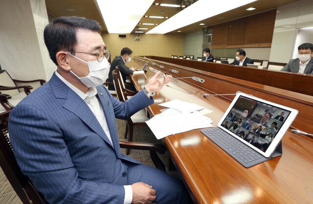 신한금융그룹(회장 조용병)은 23일 조용병 회장(사진왼쪽)을 비롯한 그룹사 CEO들이 참석한 가운데 '그룹CEO 긴급 화상회의'를 열고 코로나19로 인한 위기 극복 및 Post코로나 시대에 금융의 역할을 선제적으로 실천하기 위한 방안을 논의했다. 신한금융 제공