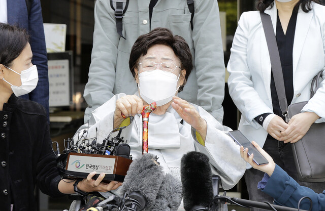 일본군 ‘위안부’ 피해자들이 일본 정부를 상대로 낸 두 번째 손해배상 청구 소송 1심에서 패소한 21일 오전 서울 서초구 서울중앙지방법원에서 여성인권운동가 이용수 할머니가 법원을 나서며 이야기를 하고 있다. 김명진 기자 littleprince@hani.co.kr