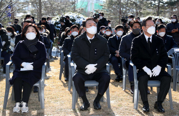 지난 19일 서울 용산구 효창공원에서 엄수된 매헌 윤봉길 의사 순국 89주기 추모식에서 더불어민주당 이재명(앞줄 오른쪽부터)·국민의힘 윤석열·정의당 심상정 대선후보가 나란히 앉아 있다. 공동취재사진