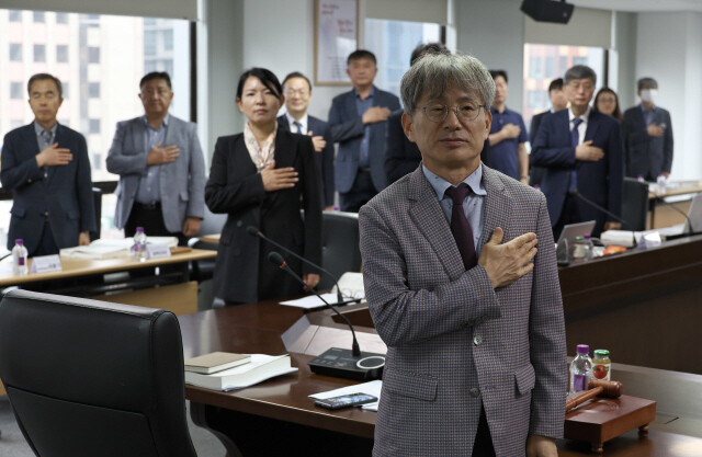 7일 오후 서울 중구 퇴계로 진실화해위 대회의실에서 열린 제56차 전체위원회에서 김광동 위원장(맨 앞) 등 참석자들이 국민의례를 하고 있다. 윤운식 선임기자 yws@hani.co.kr