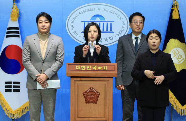 류호정 정의당 의원(가운데)과 금태섭 새로운선택 창당준비위원장(오른쪽), 조성주 세번째 권력 공동운영위원장이 8일 오전 국회 소통관에서 기자회견을 하고 있다. 연합뉴스