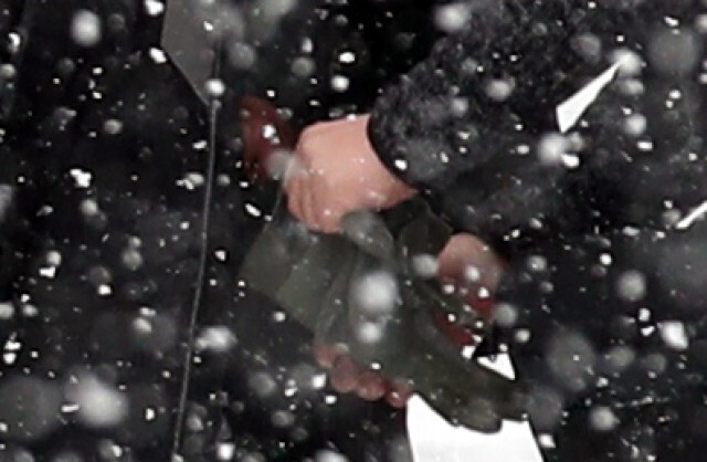 갑작스럽게 많은 눈이 내린 지난 18일 오전 서울 중구 서울역 앞에서 한 시민이 노숙인에게 자신의 장갑을 벗어 주고 있다. 백소아 기자 thanks@hani.co.kr
