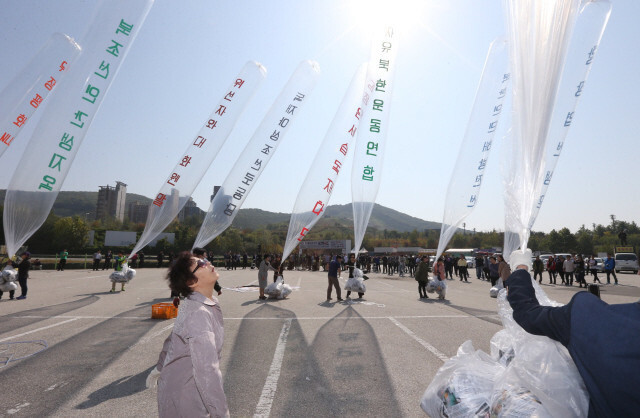 탈북자 단체가 경기도 파주시 탄현면 통일동산 주차장에서 대북전단 풍선을 날리는 모습. 박종식 기자가 2014년 10월 촬영했다.