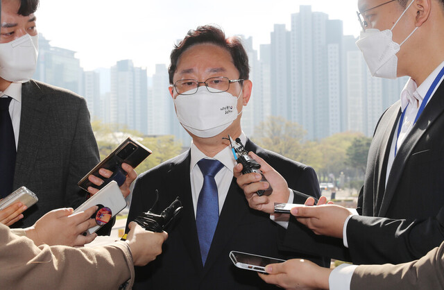 박범계 법무부장관이 11일 오전 경기도 과천시 정부과천청사로 출근하며 기자들의 질문에 답하고 있다. 과천/신소영 기자 viator@hani.co.kr