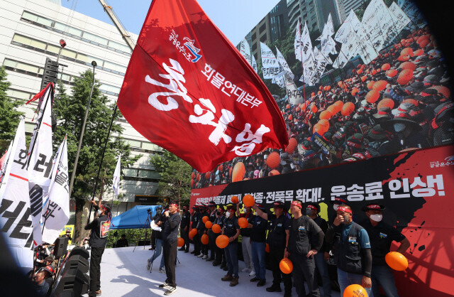 민주노총 공공운수노조 화물연대본부가 지난달 28일 오후 서울 종로구 숭례문 앞 세종대로에서 총파업 결의대회를 열고 있다. 강창광 선임기자 chang@hani.co.kr